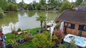 Maisons de vacances KABANE 85, Lodge avec spa au bord de l'eau : photos des chambres