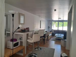 Appartements Grand Studio Independant a 30 minutes de Paris (RDC d-un pavillon) dans village bord de Seine : photos des chambres