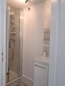 Appartements Grand Studio Independant a 30 minutes de Paris (RDC d-un pavillon) dans village bord de Seine : photos des chambres