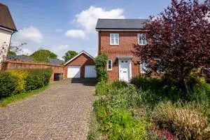 Spacious 4BD Home with Patio garden, BBQ & Parking - 拉姆西