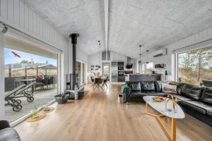 Bright And Modern Holiday Home - 1026