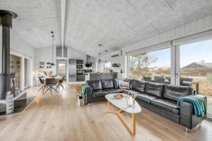 Bright And Modern Holiday Home - 1026