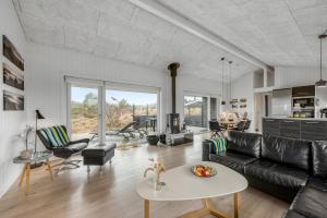 Bright And Modern Holiday Home - 1026