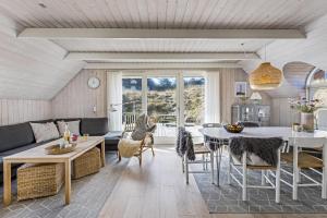 Lovely Thatched Holiday Home With A Large Annex - 1029