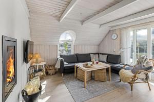 Lovely Thatched Holiday Home With A Large Annex - 1029