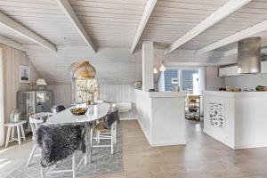 Lovely Thatched Holiday Home With A Large Annex - 1029