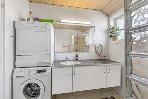 Lovely Thatched Holiday Home With A Large Annex - 1029