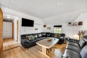 14-Person Pool House With Plenty Of Activity Options - 1031