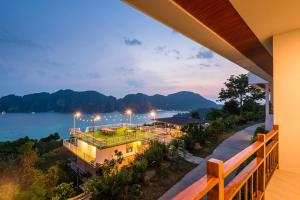 Phi Phi Mountain Beach Resort SHA Certified - 4hvězdičkové hotely ve městě Phi Phi Don