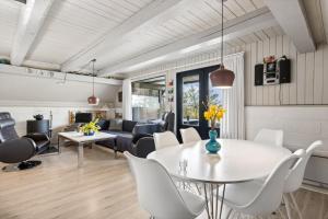 Coxy Cottage Overlooking The Golf Course At Søndervig - 1019