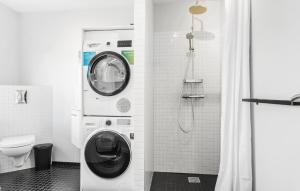 Cozy Home In Fårevejle With Wifi