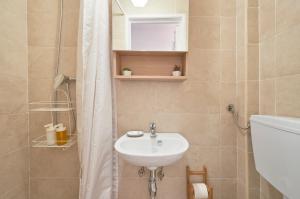 Central, Comfy and Light-filled Apt, By TimeCooler