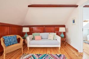 Central, Comfy and Light-filled Apt, By TimeCooler