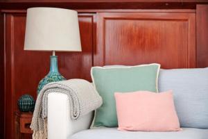 Central, Comfy and Light-filled Apt, By TimeCooler