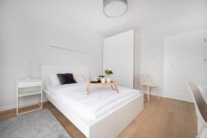 Łódź Manufaktura - Balcony & Workspace by Rentujemy