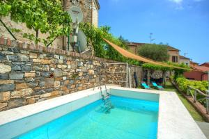 casa con mini piscina, giardino e area giochi per bambini