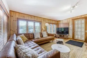 Rustic Cottage by the Lake - La Minerve