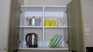 DefiniteHomes2 - Fully furnished studio apartment with a rooftop restaurant near JKIA Airport, SGR Terminus, Downtown Nairobi