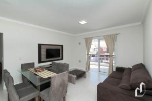 Apartamento com 03 dormitórios meia quadra do mar