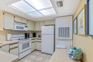 Veranda with Ocean Views Close to Pool Amenities SV270