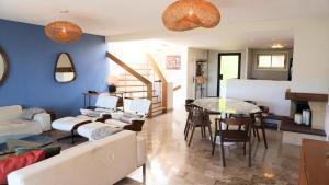 Villas Villa avec Rooftop, Jacuzzi & vue mer by Palmazur : photos des chambres