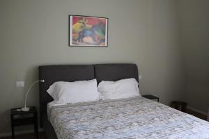 un nido sui tetti vicino al mare