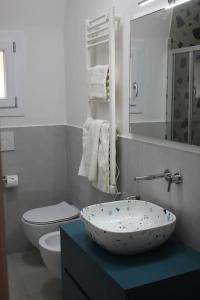 un nido sui tetti vicino al mare