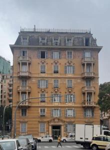 un nido sui tetti vicino al mare