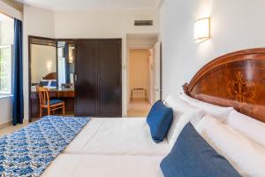 Double Room with Extra Bed (2 Adults + 1 Child) room in Globales Reina Cristina