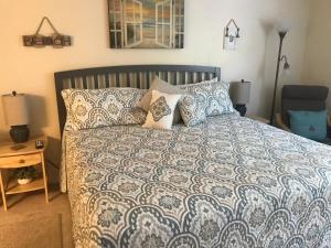 Cozy 2 bedroom 2 bath condo located within walking distance to the beach SC109