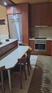 Walk to Center from Quiet Park Apartment