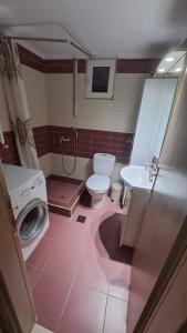 Walk to Center from Quiet Park Apartment