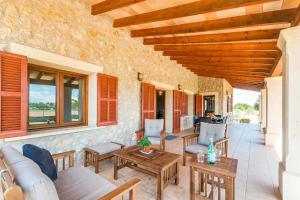 Villa Can Mosca, garden and swimming pool close to beach