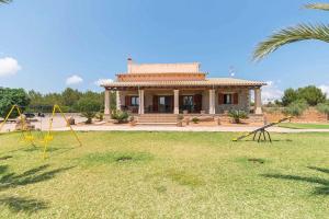 Villa Can Mosca, garden and swimming pool close to beach