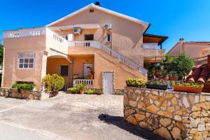 Ivy Apartments in Center