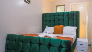 DefiniteHomes2 - Fully furnished studio apartment with a rooftop restaurant near JKIA Airport, SGR Terminus, Downtown Nairobi