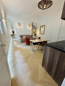 Modern apt Canal st Martin - 4-Sterne-Hotels in Paris