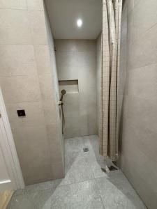 Modern apt Canal st Martin