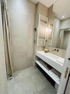 Modern apt Canal st Martin