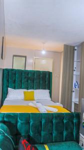 DefiniteHomes2 - Fully furnished studio apartment with a rooftop restaurant near JKIA Airport, SGR Terminus, Downtown Nairobi