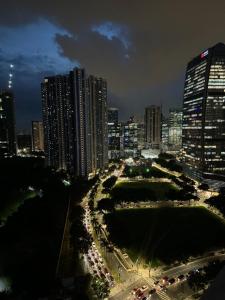 Modern 1BR Executive Suite l Best City View of BGC l The Residences BCCT