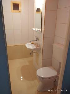 inchiriez 2 camere in ap cu 3 camere citeste si la despre gazda