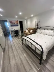 Adorable 1-bedroom entire place with free parking - CBG