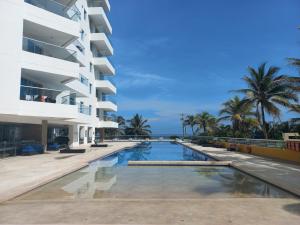 Luxury Beachfront Apartment 6 guests plus 1