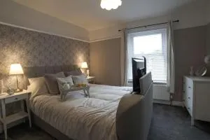 'Netflix & Chill' In An Entire Stylish & Central Holiday Home - Halton 'Netflix & Chill' In An Entire Stylish & Central Holiday Home - Halton