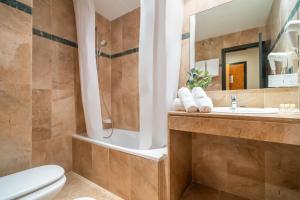 Superior Triple Room room in Hotel Glòries