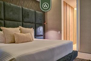 Luxury 1BR Condo with Rooftop Infinity Pool