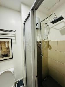 Near Mc kinley BGC 1 bedroom with balcony Neflix