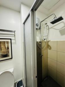 Near Mc kinley BGC 1 bedroom with balcony Neflix