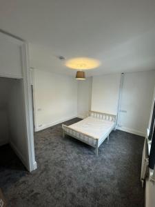 Beautiful 6 bed home in Birmingham perfect for contractors!